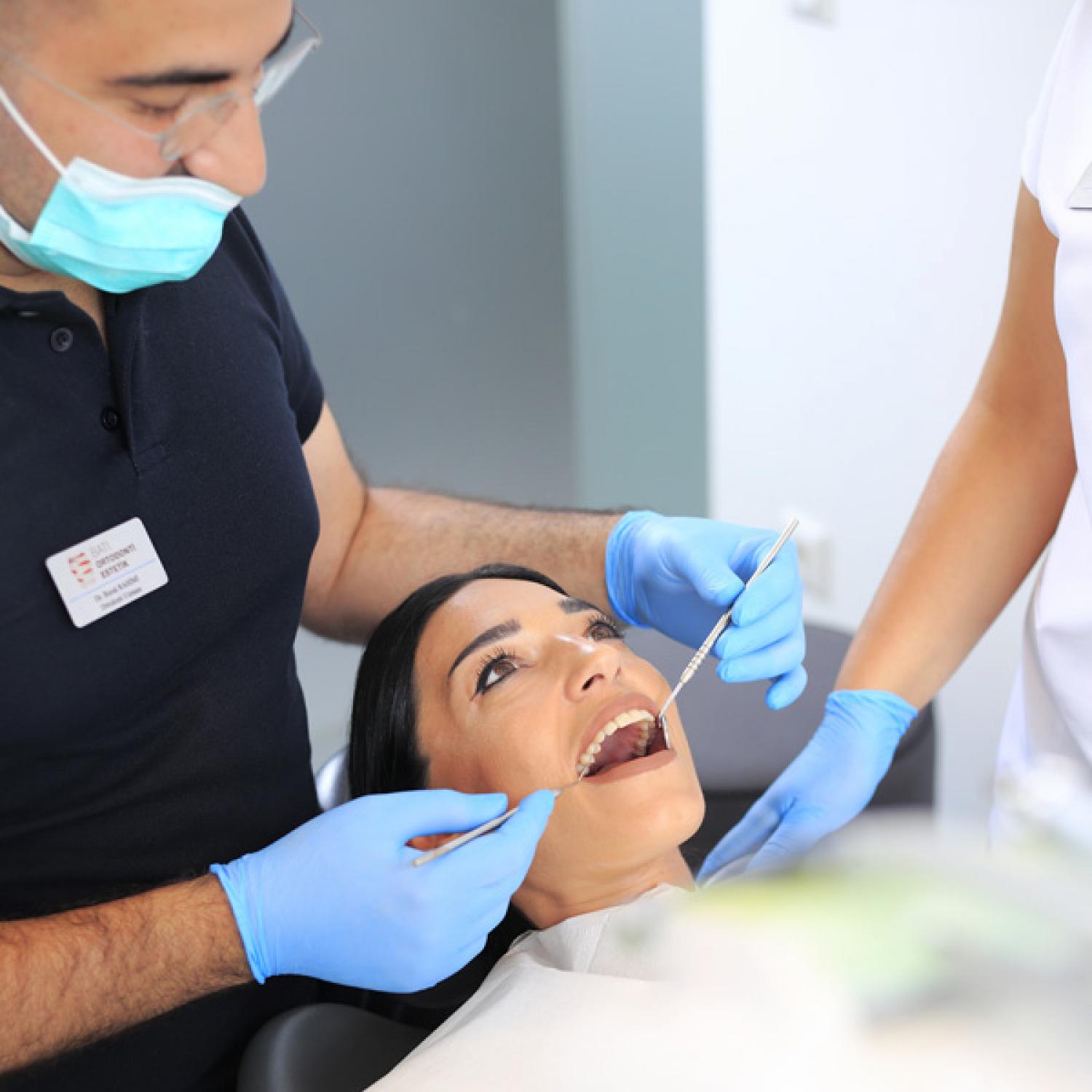  كيف يتم علاج تقويم الأسنان؟ - Batı Ortodonti